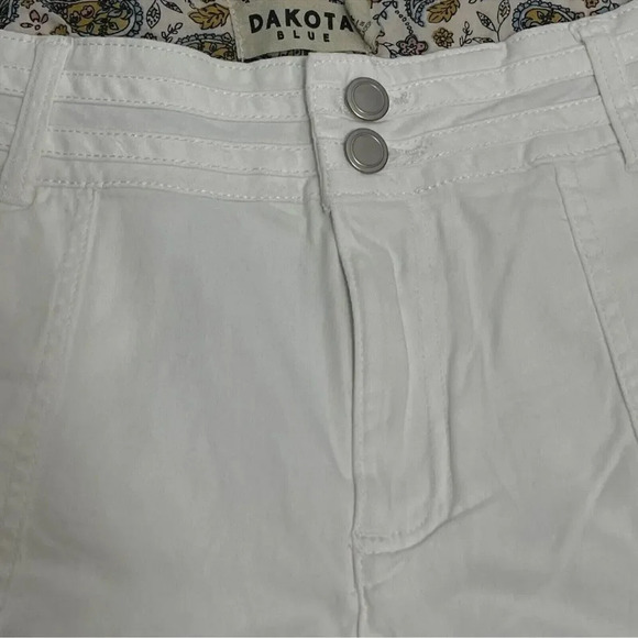 Dakota Blue Women's Short Mid Rise withh Pockets Flap with Button WHITE - Picture 5 of 7